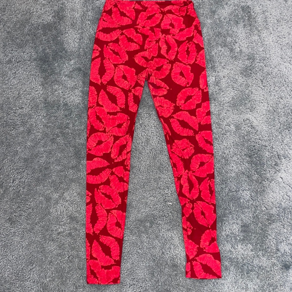 Lularoe leggings - red lips - one size